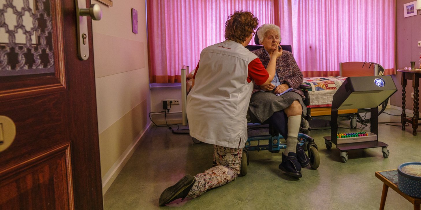 Zorgmedewerker van Vitalis met een bewoner