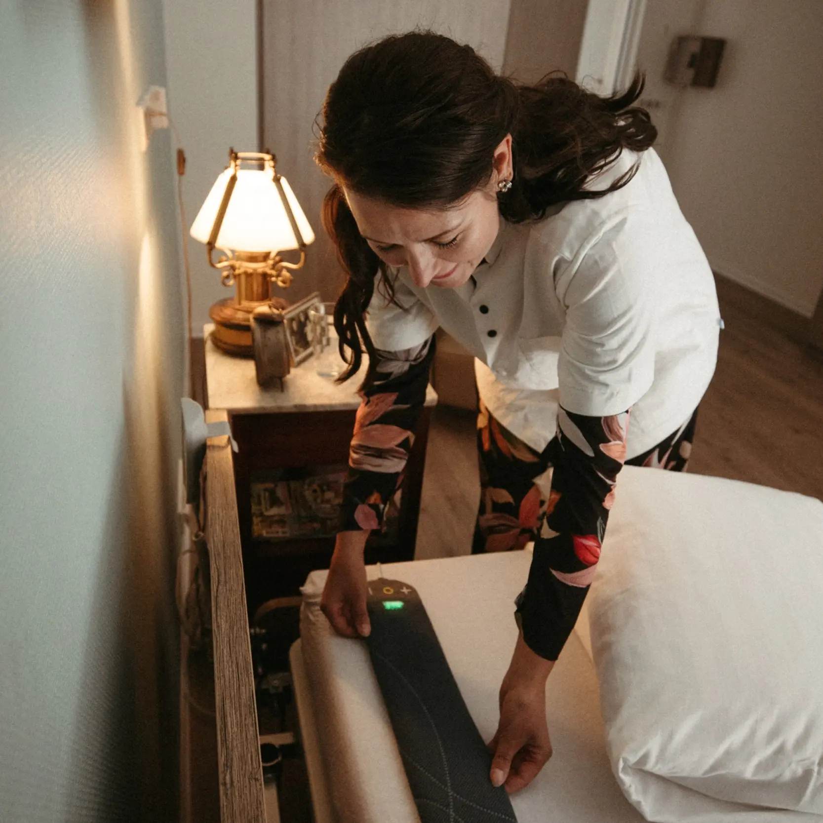 Zorgmedewerken legt Qwiek.snooze onder kussen.