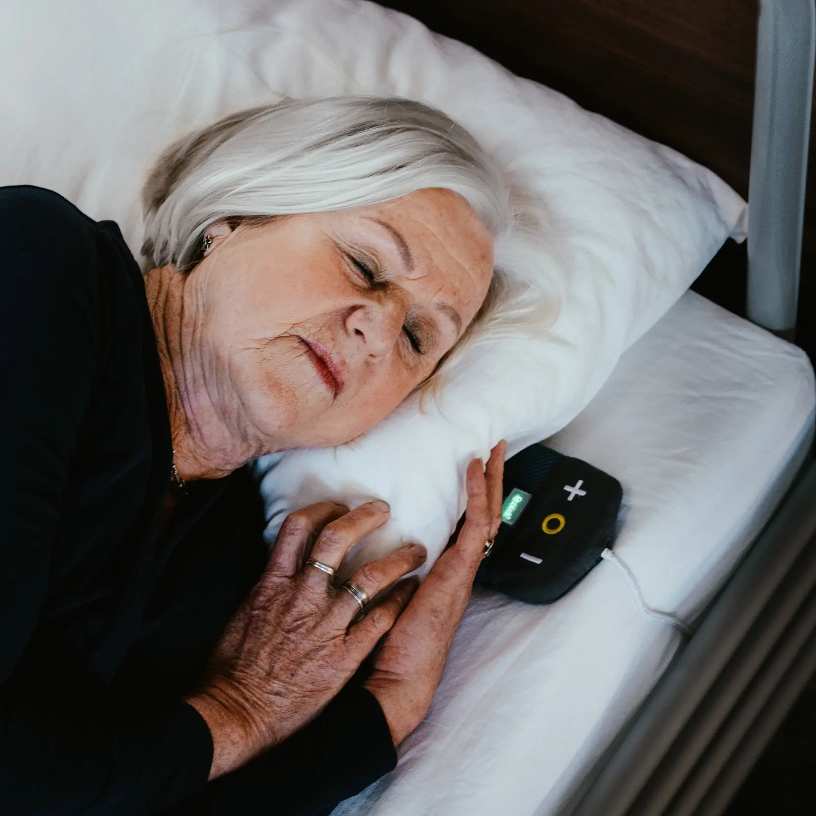 Bewoner ligt ontspannen op de Qwiek.snooze.